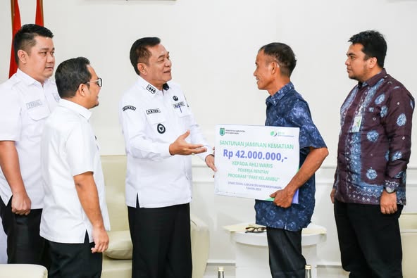 Bupati H M Toha Serahkan Santunan Jaminan Kematian kepada Ahli Waris Pekerja Rentan