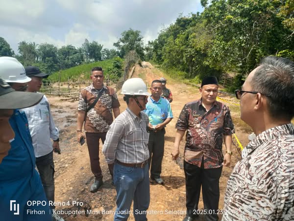 Camat Sungai Keruh Tinjau Langsung Tumpahan Minyak di Sungai Dua