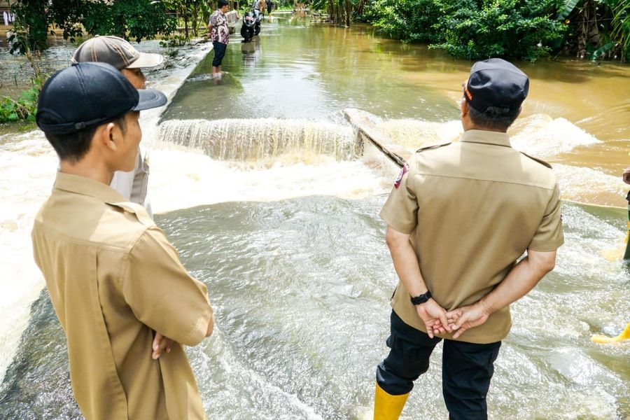 Debit Air Makin Tinggi, Jalan Penghubung di Dusun Pj Bupati Apriyadi Amblas