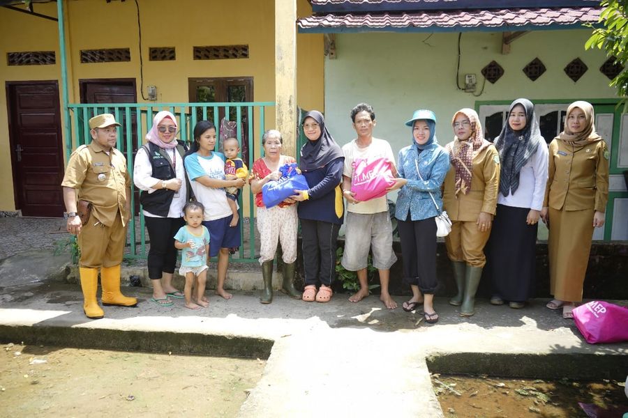 Dinkes Muba Bersama Keluarga Pengeran H Anang Mahidi Sambangi dan Beri Bantuan Warga Terdampak Banji