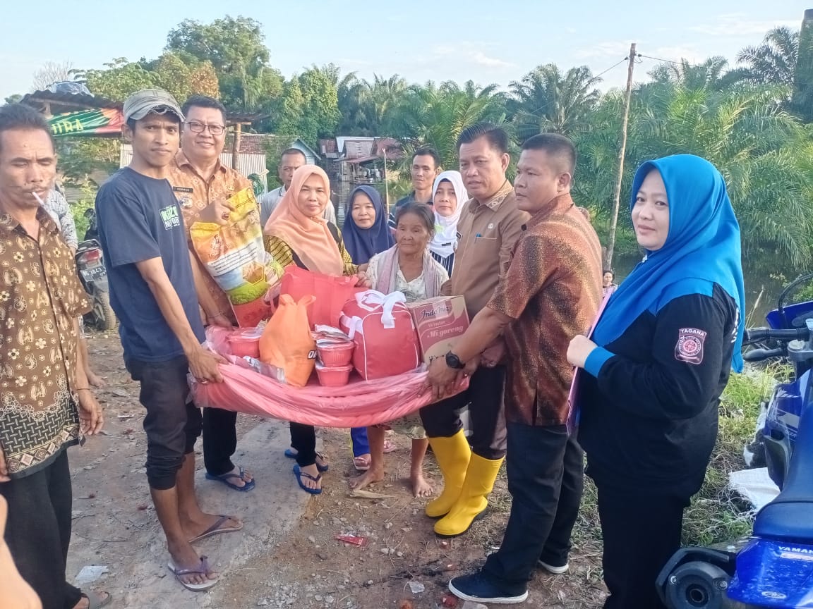 Gercep, Santuni Rumah Warga Roboh dan Hanyut Dampak Banjir di Sekayu