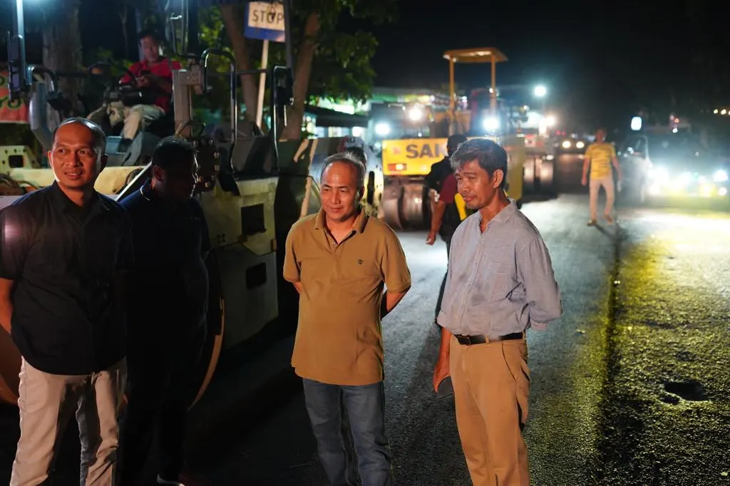 Malam-malam Pj Bupati Apriyadi Sidak Perbaikan Jalan Merdeka Sekayu