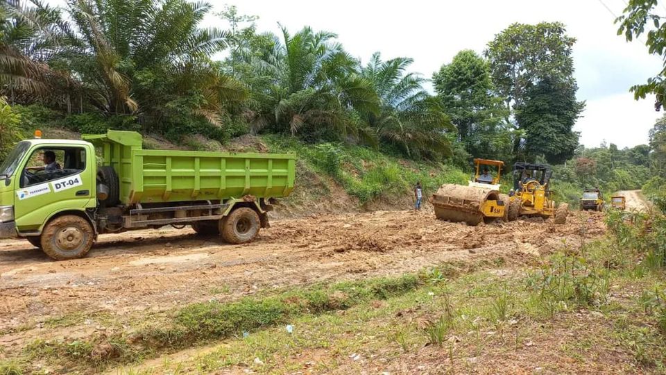 Perbaikan Jalan Rusak di Keluang dan Jirak Jaya Dikebut