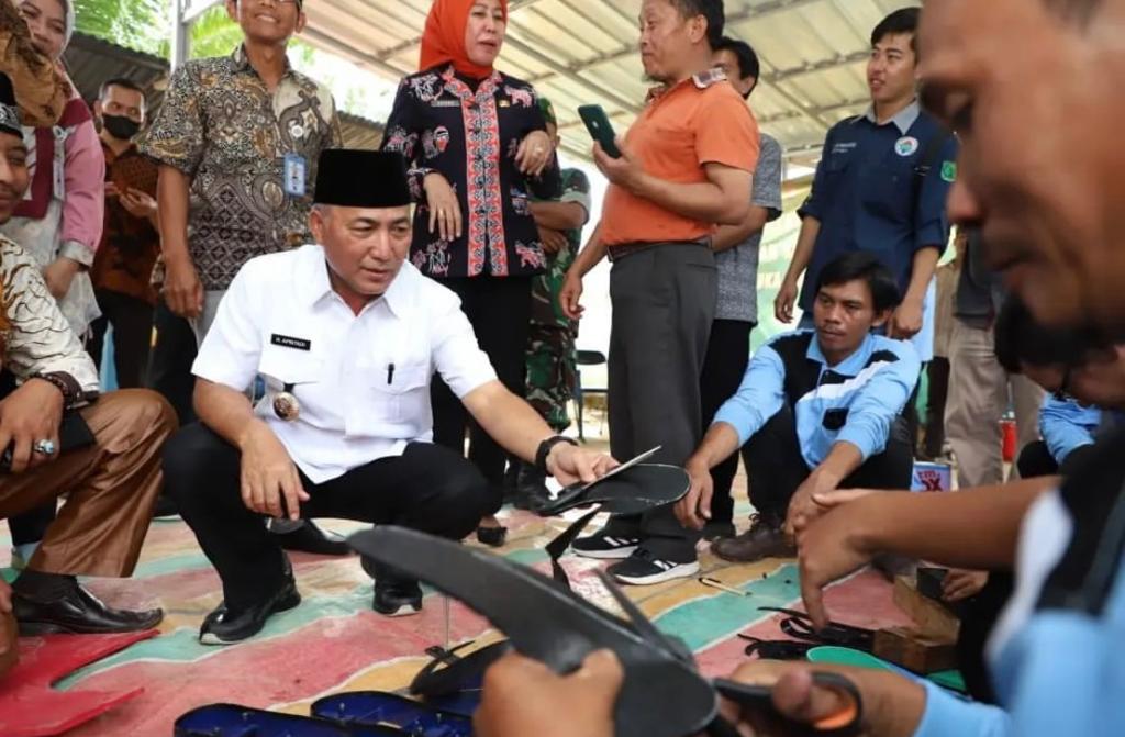 Pj Bupati Apriyadi Borong 500 Pasang Sandal Jepit Handmade Petani Karet Plakat Tinggi