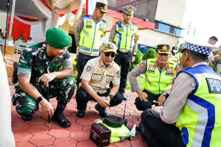 PJ Bupati Apriyadi Hadir Gelar Apel dan Cek Kesiapan Personel Pengamanan TPS Pemilu 2024