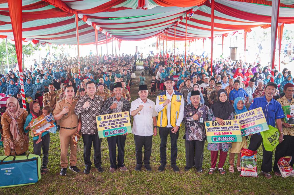 Pj Bupati Apriyadi Mahmud Gelontorkan Banyak Bantuan di Jirak Jaya