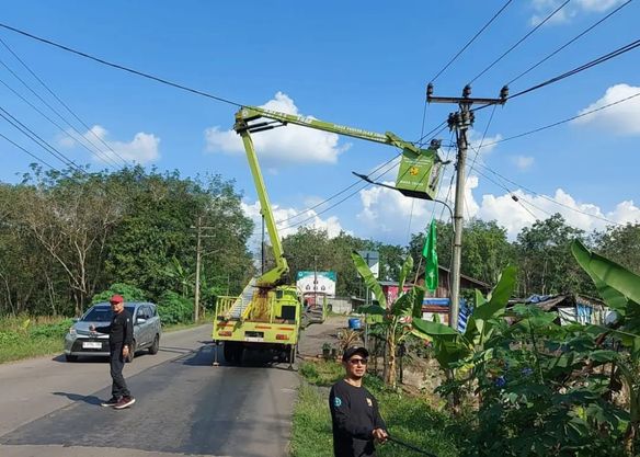 PJ Bupati Apriyadi Tanggapi Aduan Warga Jalan Rusak bandar jaya dan Padamnya Lampu Jalan 