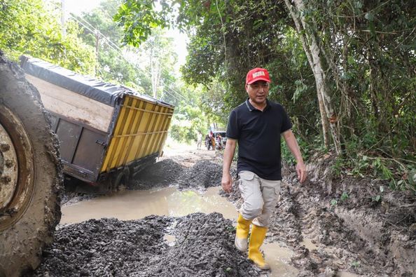 Pj Bupati Apriyadi Turun Langsung Atasi Kerusakan Jalan Desa Bandar Jaya