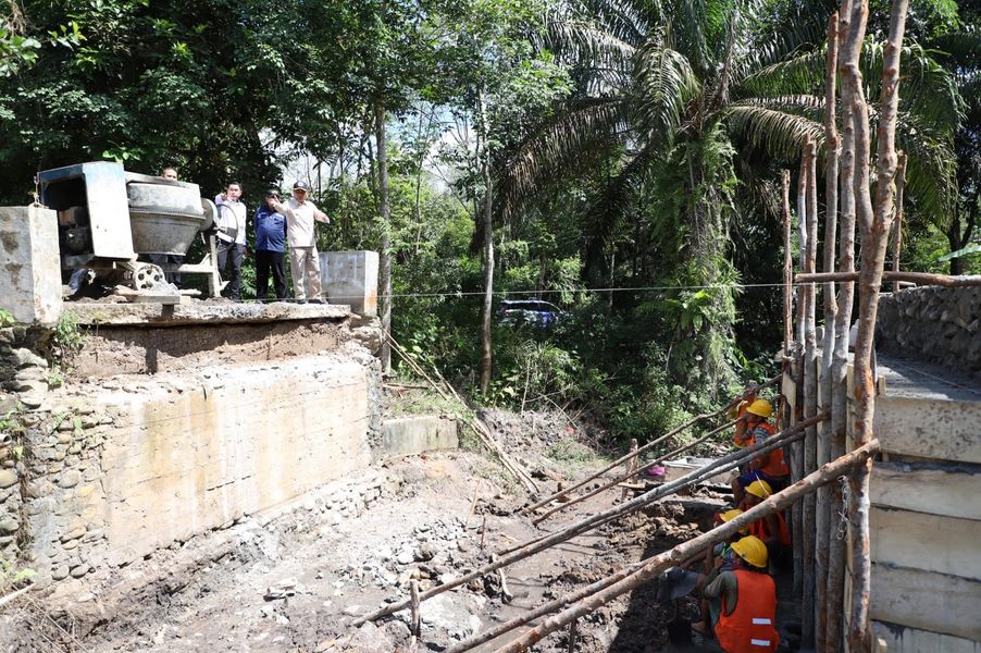 Pj Bupati H Apriyadi bersama Forkopimda Tinjau Perbaikan Jembatan  Rimba Ukur-Rantau Sialang 