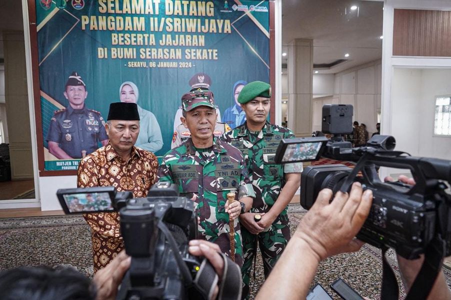 Pj Bupati H Apriyadi Jamu Makan Siang Pangdam II / Sriwijaya Mayjen TNI Yanuar Adil