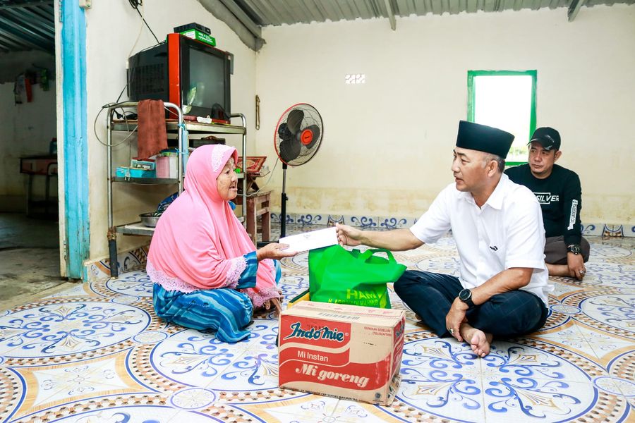 Pj Bupati H Apriyadi Pasang Listrik PLN Rumah Nenek Suhartini Kini  terang benderang 