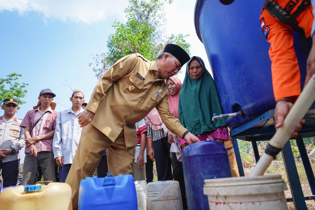 Pj Bupati Langsung Cek Distribusi Air bersih Warga Plakat Tinggi yang saat ini butuh air bersih 