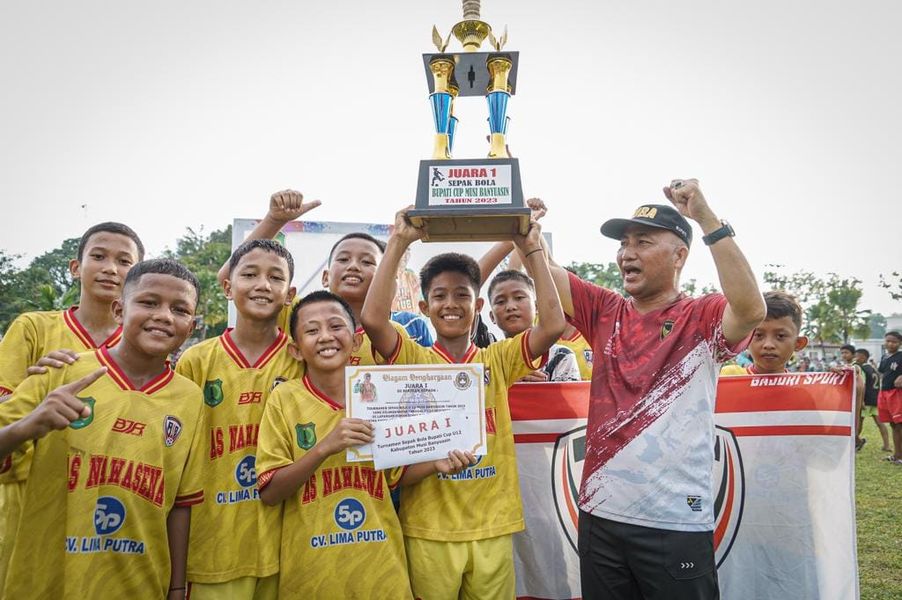 Pj,Bupati Muba Serahkan Langsung Piala Turnamen Sepakbola Bupati Cup 2023