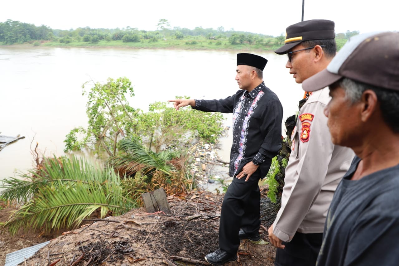 Prihatin, Kamar Mandi Nenek Siti Nurbaya Ambruk ke Sungai akibat longsor 