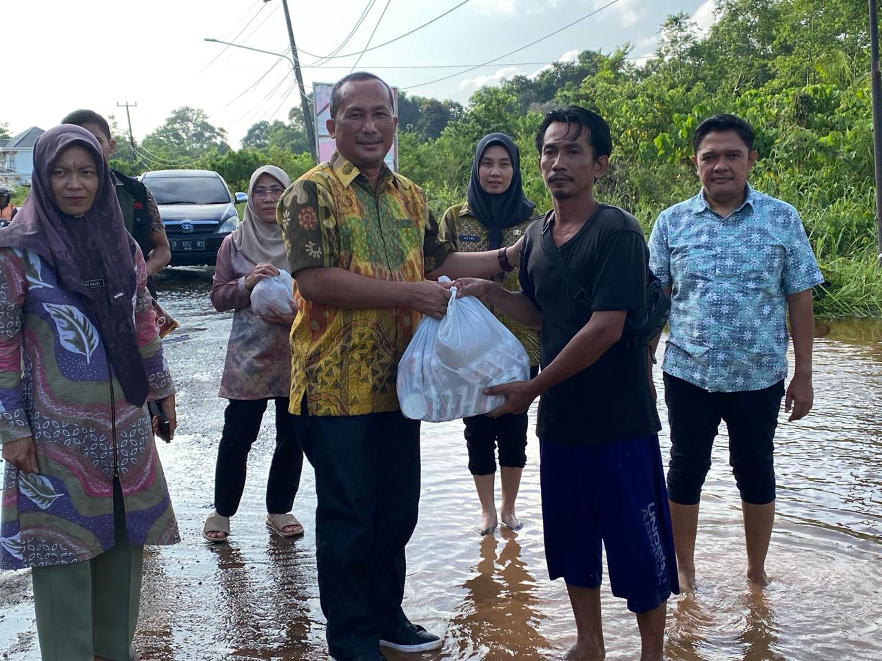 Ringankan Beban Tenaga Kontrak Terdampak Banjir, Dinkes Muba Terjunkan Puluhan Paket Sembako