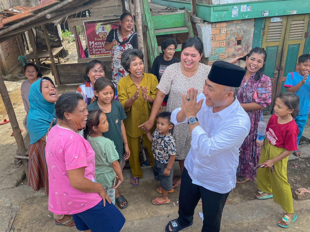 Sambangi Desa Talang Leban, Pj Bupati Apriyadi Besuk Korban Kecelakaan