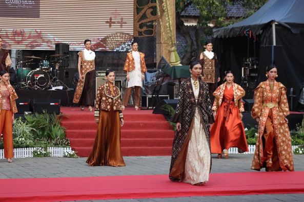 Sukses, Fashion Show Gambo Muba Berhasil Pukau Pengunjung Expo HUT ke-44 Dekranas Tahun 2024.