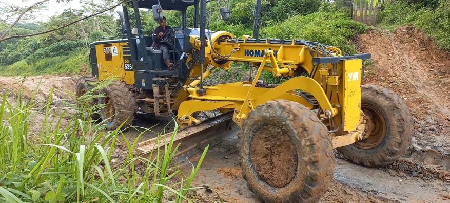 Turunkan Alat Berat Perbaiki Jalan di Jirak Jaya