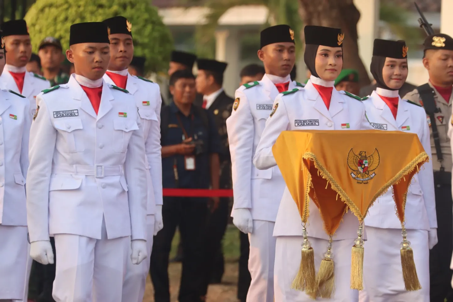 Upacara Parade Senja di Bumi Serasan Sekate Berjalan Lancar