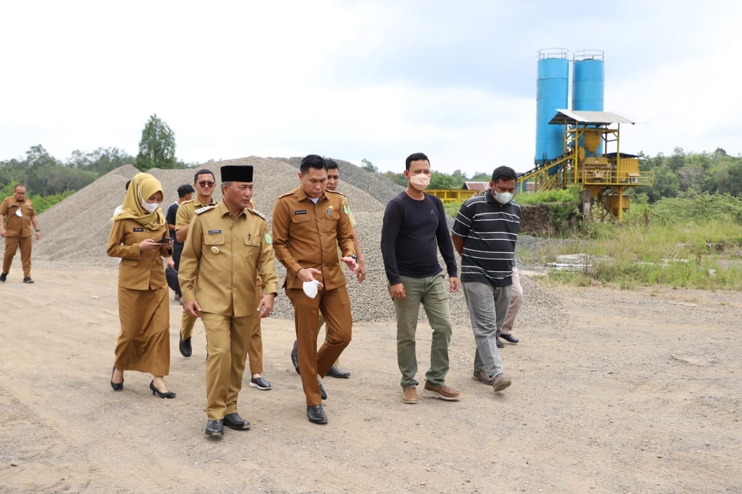 Usai Meninjau Perbaikan Jalan Di Muba , Pj Bupati  Apriyadi Mampir Mengecek Batching Plant Milik War