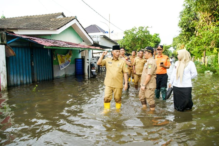 Usai Ngantor, Apriyadi Keliling Sekayu Sambangi Warga Terkena Banjir Hingga Selutut